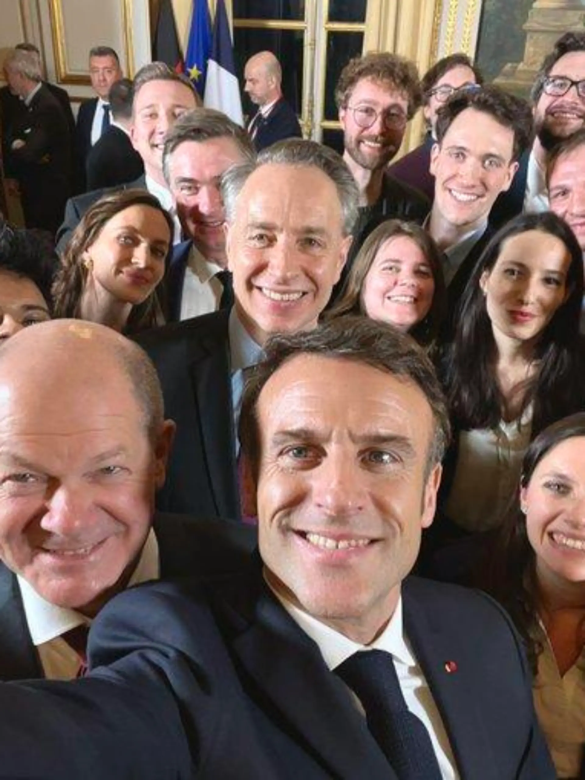 Der französische Präsident Macron postet ein Selfie mit Kanzler Olaf Scholz.