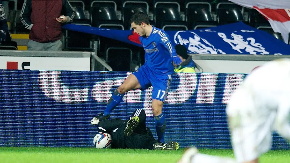 #PROPAGANDA20130123# Football - soccer: Football League Cup, Swansea City FC - Chelsea FC, Chelsea's Eden Hazard kicks out at Swansea City ball-boy Charlie Morgan, was was sent off, during the Football League Cup Semi-Final 2nd Leg match at the Liberty Stadium. (Hinweis: Verwendung nur in Deutschland, Ãsterreich oder Schweiz - only Germany, Austria and Switzerland)