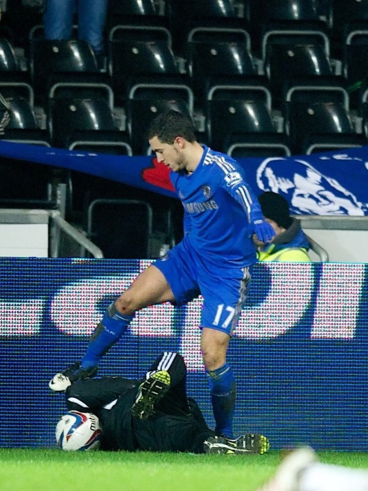 #PROPAGANDA20130123# Football - soccer: Football League Cup, Swansea City FC - Chelsea FC, Chelsea's Eden Hazard kicks out at Swansea City ball-boy Charlie Morgan, was was sent off, during the Football League Cup Semi-Final 2nd Leg match at the Liberty Stadium. (Hinweis: Verwendung nur in Deutschland, Ãsterreich oder Schweiz - only Germany, Austria and Switzerland)