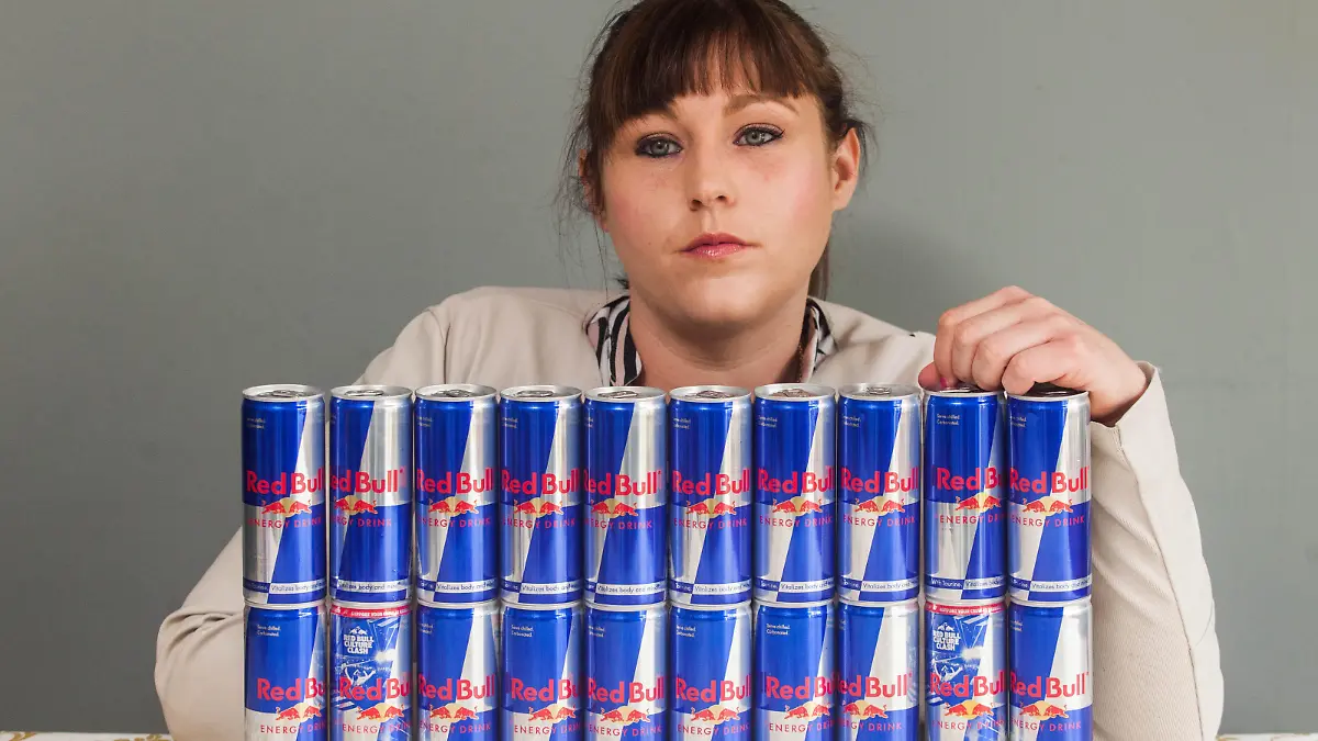 Mary Allwood trank bis zu 20 Dosen Red Bull am Tag! - Mary Allwood, 26, from Brixham, Devon, who used to be massively addicted to Redbull and would drink 20 cans a day. See SWNS story SWBULL; A Red Bull addict ditched her 20 can a DAY habit after her liver was so damaged by the sugar doctors thought she was an alcoholic. Mary Allwood, 26, was necking so many of the energy drinks she was consuming the equivalent of up to 15 Mars bars and 16 cups of coffee every single day. The mum-of-one would stash the cans all over the house and search daily for the best supermarket price deals, forking out more than £2,300 a year on the drinks. But she was forced to face her addiction when she was admitted to hospital with pain, and an MRI scan revealed her liver was TWICE the normal size. Worried doctors were convinced she was an alcoholic until Mary confessed to her Red Bull addiction.