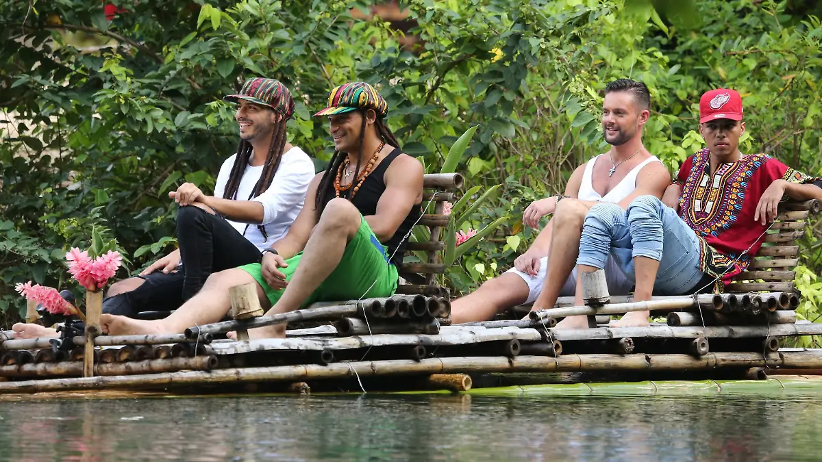 "Bandleader" lautet das Thema für die Kandidaten am Set "Frenchman Cove" auf Jamaika. Aytug Gün (vorne, l.) und Stephen Klumb sowie Florian Fesl (hinten, l.) und Igor Barbosa werden auf einem Floß zu ihrem Auftritt gefahren. Verwendung der Bilder für Online-Medien ausschließlich mit folgender Verlinkung:'Alle Infos zu 'Deutschland sucht den Superstar' im Special bei RTL.de: http://www.rtl.de/cms/sendungen/superstar.html