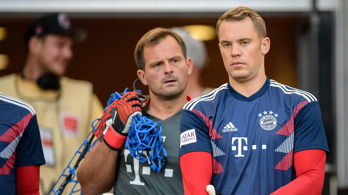 ARCHIV - 01.09.2018, Baden-Württemberg, Stuttgart: 01.09.2018, Baden-Württemberg, Stuttgart: Fußball: Bundesliga, VfB Stuttgart - Bayern München, 2. Spieltag in der Mercedes-Benz-Arena. Manuel Neuer vom FC Bayern München (r) kommt vor Spielbeginn mit Torwarttrainer Toni Tapalovic aus dem Spielertunnel. Die Bayern haben sich von Tapalovic getrennt. (zu dpa: «Medien: Bayern München trennt sich von Torwart-Trainer Tapalovic») Foto: Matthias Balk/dpa +++ dpa-Bildfunk +++