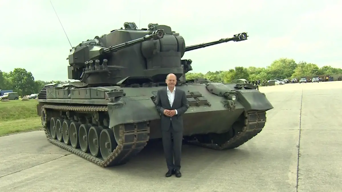 Bundeskanzler neben Gepard-Panzer.