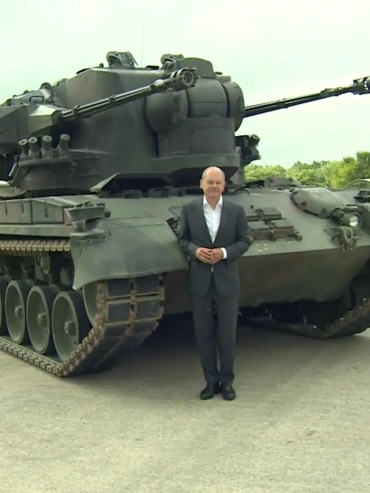 Bundeskanzler neben Gepard-Panzer.