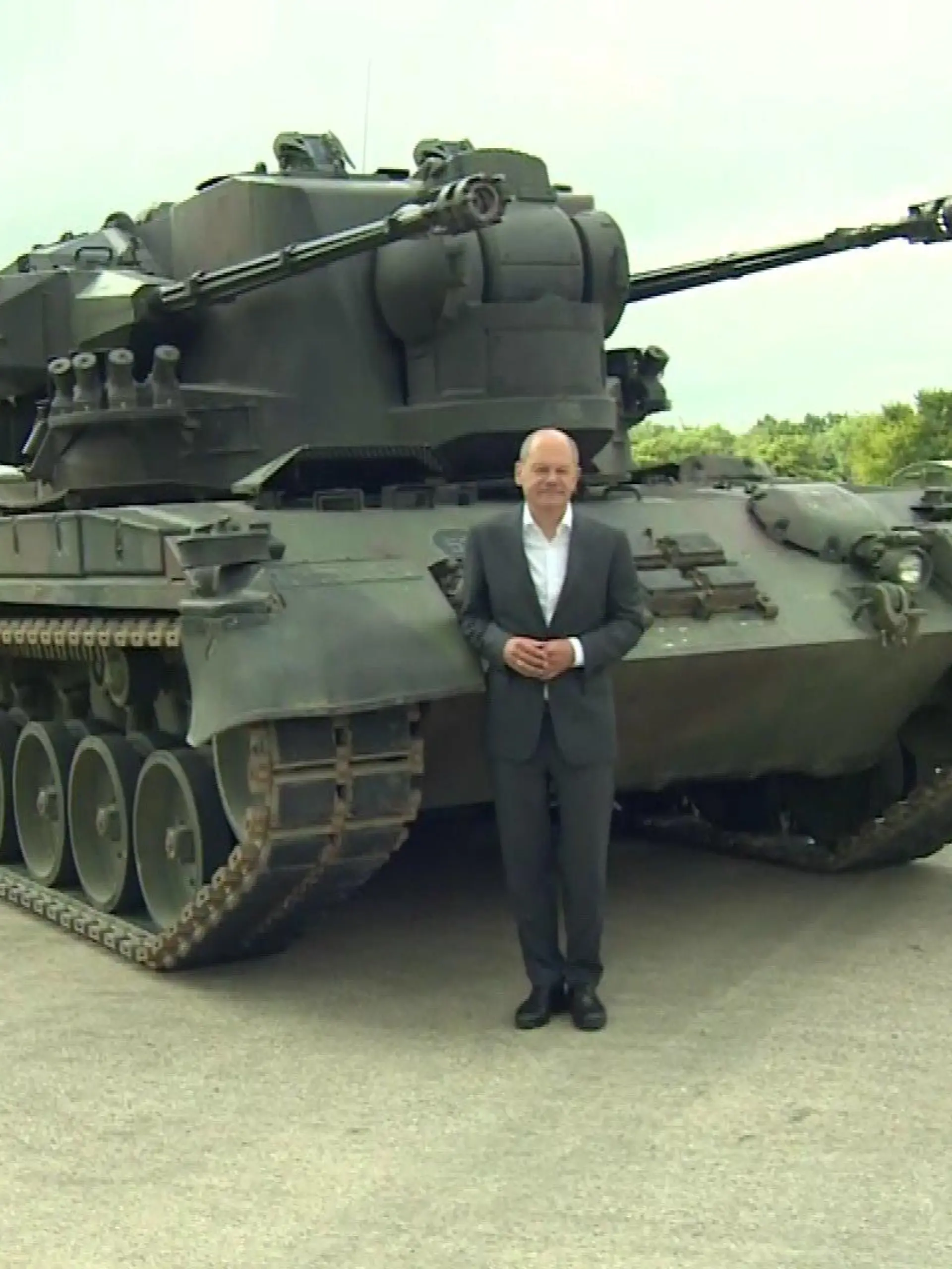 Bundeskanzler neben Gepard-Panzer.