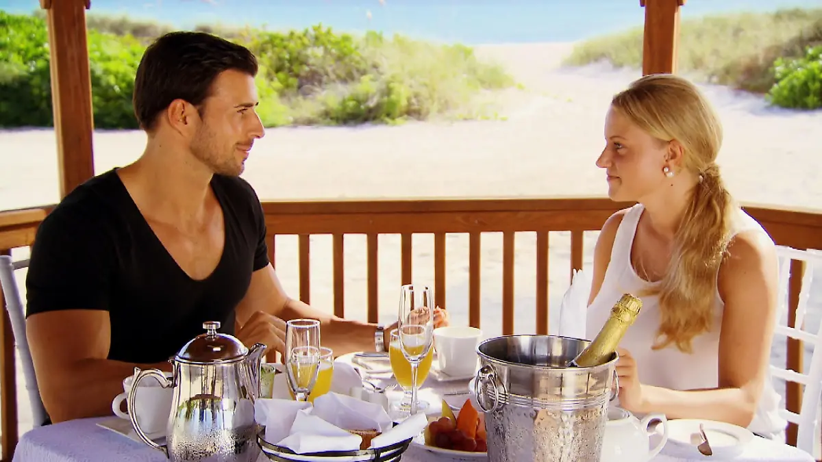 Leonie und Leonard genießen ihr Dreamdate auf den Bahamas. Verwendung der Bilder für Online-Medien ausschließlich mit folgender Verlinkung:'Alle Infos zu 'Der Bachelor' im Special bei RTL.de: http://www.rtl.de/cms/sendungen/der-bachelor.html