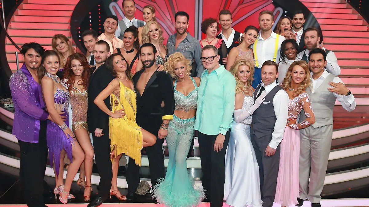 Die Let's Dance-Kandidaten mit ihren Profitänzern, 2016: (vorne v.l.) Erich Klann und Victoria Swarovski, Oana Nechiti und Eric Stehfest, Jana Pallaske und Massimo Sinató, Kathrin Menzinger und Ulli Potofski, Regina Luca und Thomas Häßler, Oxana Lebedew und Attila Hildmann. (hinten v.l.) Nastassja Kinski und Christian Polanc, Robert Beitsch und Sarah Lombardi, Sergiu Luca und Alessandra Meyer-Wölden, Isabel Edvardsson und Michael Wendler, Franziska Traub und Vadim Garbuzov, Ekaterina Leonova und Julius Brink, Sonja Kirchberger und Ilia Russo, Oti Mabuse und Niels Ruf