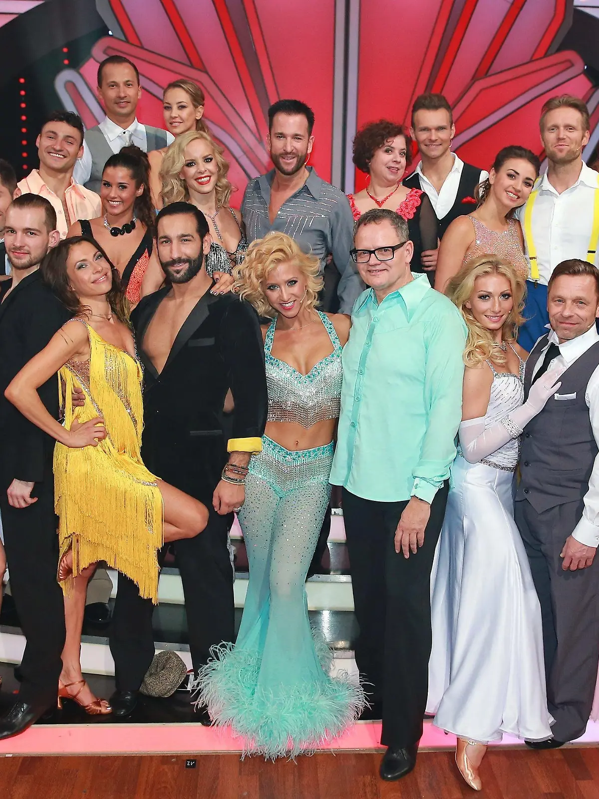Die Let's Dance-Kandidaten mit ihren Profitänzern, 2016: (vorne v.l.) Erich Klann und Victoria Swarovski, Oana Nechiti und Eric Stehfest, Jana Pallaske und Massimo Sinató, Kathrin Menzinger und Ulli Potofski, Regina Luca und Thomas Häßler, Oxana Lebedew und Attila Hildmann. (hinten v.l.) Nastassja Kinski und Christian Polanc, Robert Beitsch und Sarah Lombardi, Sergiu Luca und Alessandra Meyer-Wölden, Isabel Edvardsson und Michael Wendler, Franziska Traub und Vadim Garbuzov, Ekaterina Leonova und Julius Brink, Sonja Kirchberger und Ilia Russo, Oti Mabuse und Niels Ruf