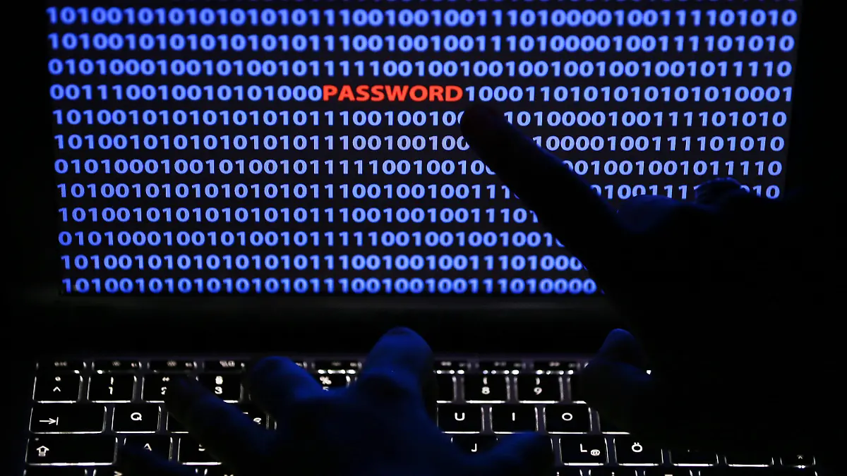ARCHIV - ILLUSTRATION - Ein Finger zeigt am 05.11.2013 in Köln (Nordrhein-Westfalen) auf das Wort «Password», das zwischen Zeichen des Binärcode auf einem Computerbildschirm steht. Viele Internetnutzer gehen mit ihren persönlichen Daten im Netz viel zu sorglos um. Foto: Oliver Berg/dpa (zu dpa «Datenklau im Internet - Experte gibt Tipps zum sicheren Surfen» vom 05.11.2014) +++(c) dpa - Bildfunk+++