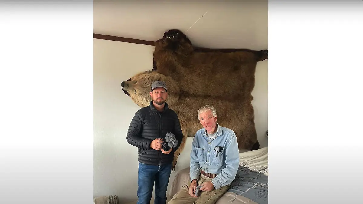Wesley Perkins () hat den Grizzlybären nach der Attacke ausstopfen lassen und an seine Wand gehängt.