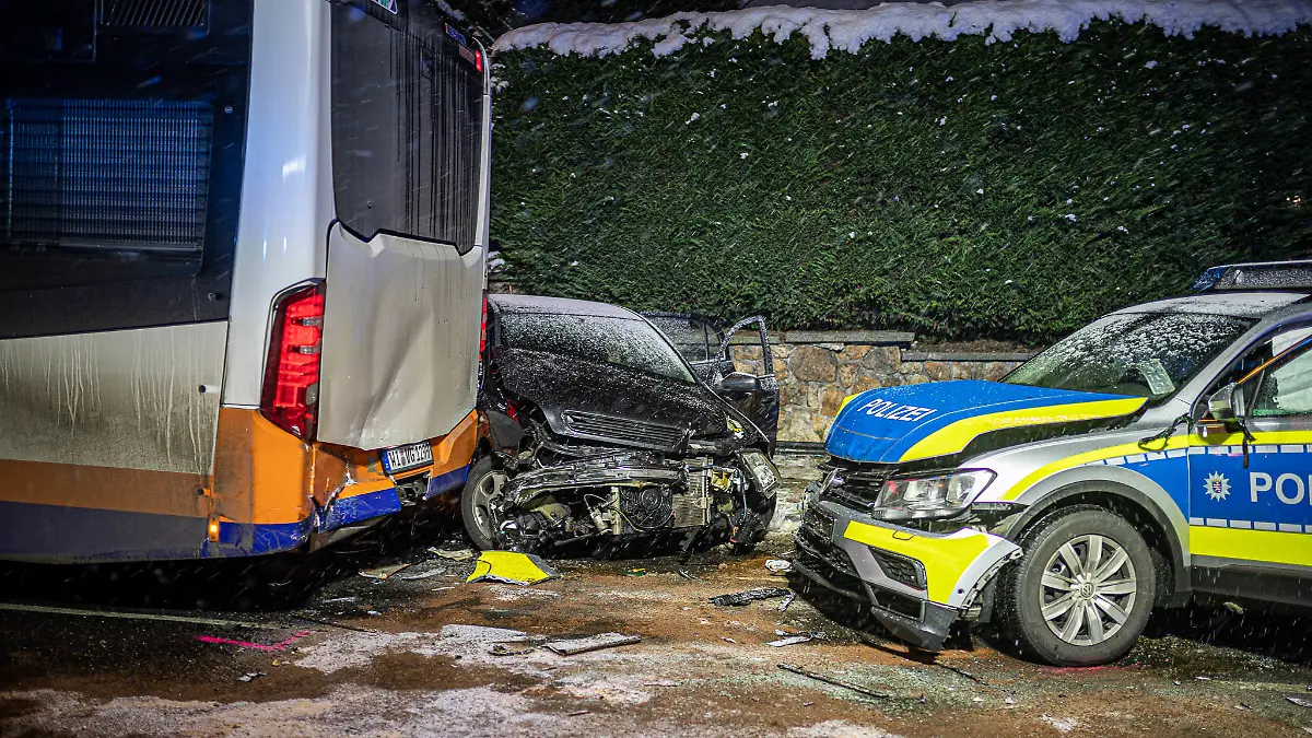 22.01.2023, Wiesbaden: Ein Linienbus, ein Auto und ein Polizeifahrzeugstehen nach einem Unfall auf der Straße. Vier Polizisten sind bei einem Unfall nach einer Verfolgungsfahrt in Wiesbaden verletzt worden. Die Beamten wollten am späten Samstagabend einen 33-jährigen Autofahrer im Stadtteil Mainz-Kastel kontrollieren, wie die Polizei mitteilte. Doch der Mann ignorierte die Anhaltesignale und flüchtete stattdessen mit seinem Wagen über die B455 Richtung Innenstadt. Im Ortsbezirk Bierstadt verlor er die Kontrolle über sein Auto und baute einen Unfall, bei dem auch zwei Polizeifahrzeuge und ein Linienbus beschädigt wurden. Bei dem Zusammenstoß wurden vier Polizisten verletzt. Foto: Wiesbaden112.de/dpa +++ dpa-Bildfunk +++