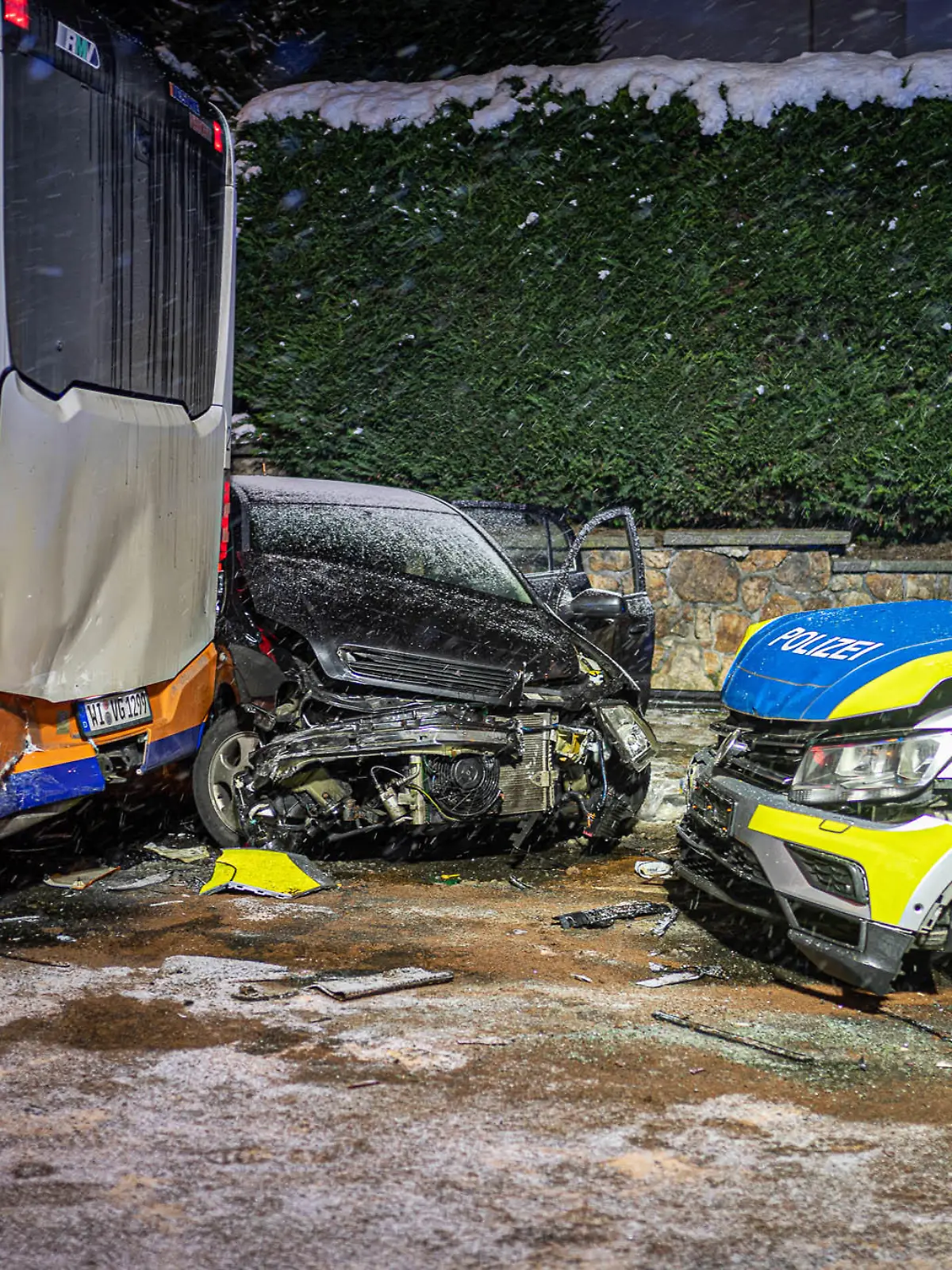 22.01.2023, Wiesbaden: Ein Linienbus, ein Auto und ein Polizeifahrzeugstehen nach einem Unfall auf der Straße. Vier Polizisten sind bei einem Unfall nach einer Verfolgungsfahrt in Wiesbaden verletzt worden. Die Beamten wollten am späten Samstagabend einen 33-jährigen Autofahrer im Stadtteil Mainz-Kastel kontrollieren, wie die Polizei mitteilte. Doch der Mann ignorierte die Anhaltesignale und flüchtete stattdessen mit seinem Wagen über die B455 Richtung Innenstadt. Im Ortsbezirk Bierstadt verlor er die Kontrolle über sein Auto und baute einen Unfall, bei dem auch zwei Polizeifahrzeuge und ein Linienbus beschädigt wurden. Bei dem Zusammenstoß wurden vier Polizisten verletzt. Foto: Wiesbaden112.de/dpa +++ dpa-Bildfunk +++