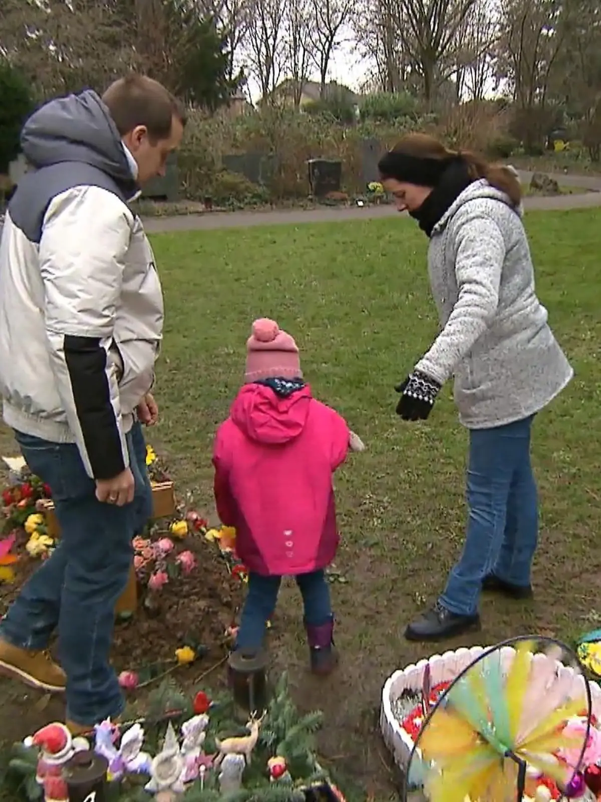 Ein Unbekannter treibt auf einem Friedhof in Köln sein Unwesen und klaut Erinnerungsstücke von den Gräbern verstorbener Kinder. Die Aufklärungsrate: gleich null - sagt die Polizei. Die Eltern eines toten Mädchens wollen den Täter deshalb selbst schnappen. Mit einem ungewöhnlichen Trick.