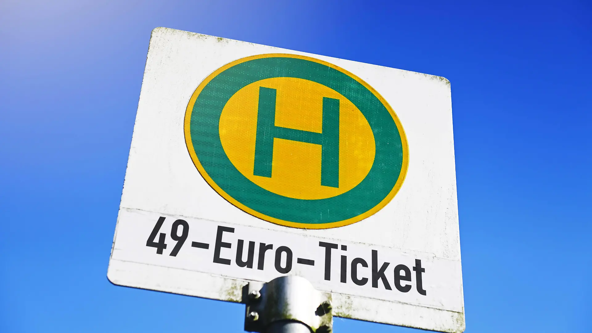  FOTOMONTAGE, Bushaltestellenschild mit Aufschrift 49-Euro-Ticket, 49-Euro-Ticket als möglicher Nachfolger des Neun-Euro-Tickets, Symbolfoto *** PHOTOMONTAGE, bus stop sign with inscription 49 Euro Ticket, 49 Euro Ticket as possible successor of the Nine Euro Ticket, symbol photo