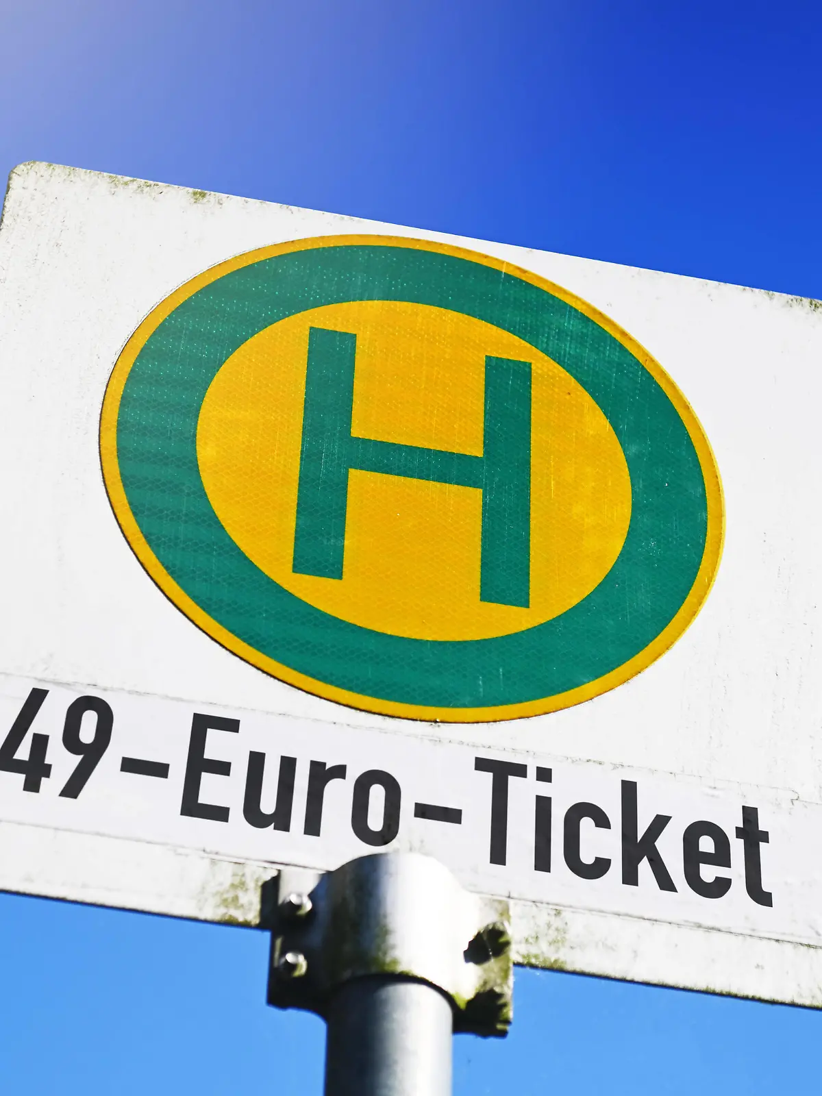  FOTOMONTAGE, Bushaltestellenschild mit Aufschrift 49-Euro-Ticket, 49-Euro-Ticket als möglicher Nachfolger des Neun-Euro-Tickets, Symbolfoto *** PHOTOMONTAGE, bus stop sign with inscription 49 Euro Ticket, 49 Euro Ticket as possible successor of the Nine Euro Ticket, symbol photo