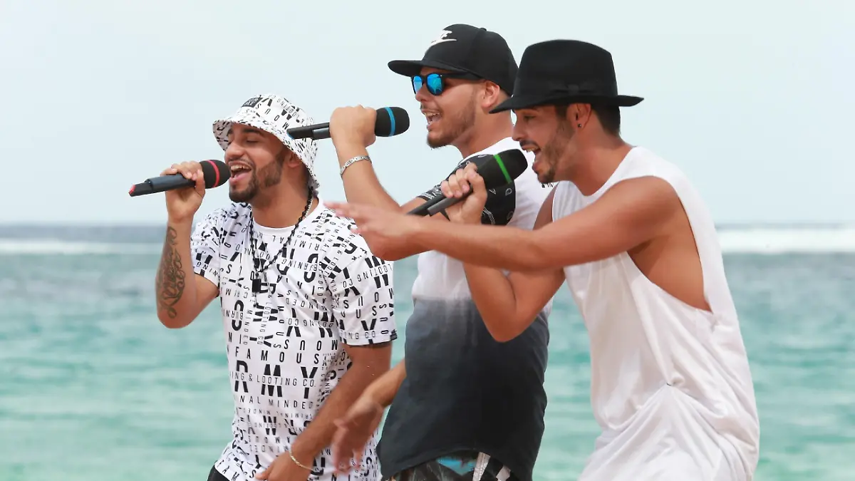 "Sexy Performance" lautet die Aufgabe für die Kandidaten am "Laughing Water Beach" auf Jamaika. V.l.: Jason Acosta Medina, Francesco Kiesewetter und  Aytug Gün versuchen die Jury von sich zu überzeugen.      Verwendung der Bilder für Online-Medien ausschließlich mit folgender Verlinkung:'Alle Infos zu 'Deutschland sucht den Superstar' im Special bei RTL.de: http://www.rtl.de/cms/sendungen/superstar.html