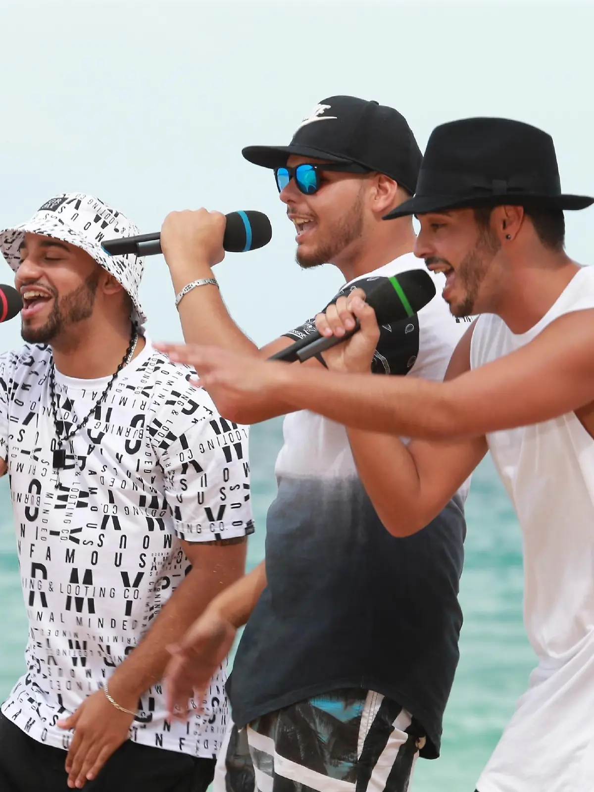 "Sexy Performance" lautet die Aufgabe für die Kandidaten am "Laughing Water Beach" auf Jamaika. V.l.: Jason Acosta Medina, Francesco Kiesewetter und  Aytug Gün versuchen die Jury von sich zu überzeugen.      Verwendung der Bilder für Online-Medien ausschließlich mit folgender Verlinkung:'Alle Infos zu 'Deutschland sucht den Superstar' im Special bei RTL.de: http://www.rtl.de/cms/sendungen/superstar.html