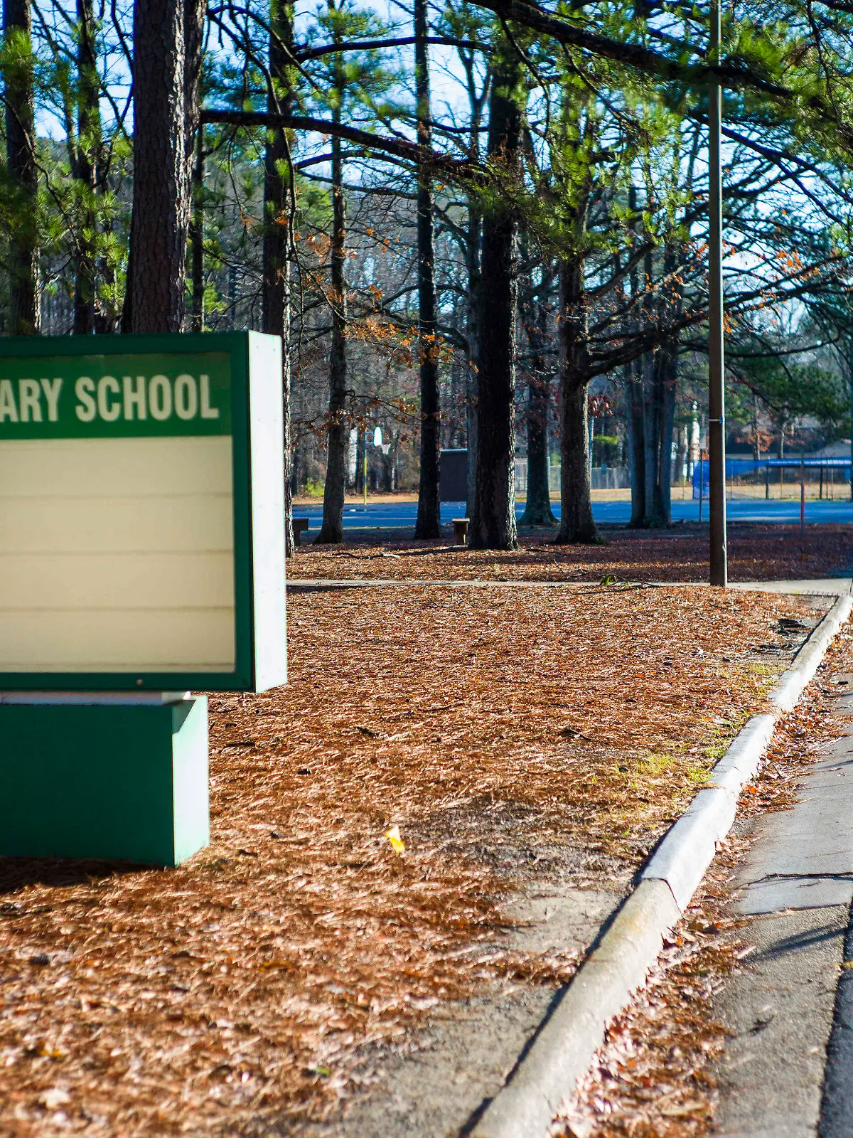 09.01.2023, USA, Newport News: Die Tafel am Eingang der Richneck-Grundschule wünscht Schülern und Lehrkräften ein "Frohes Neues Jahr". Ein sechsjähriger Schüler hat in seiner Grundschule im US-Bundestaat Virginia auf seine Lehrerin geschossen und sie dabei lebensgefährlich verletzt. Das berichtete die Polizei von Newport News am Freitag (Ortszeit) auf Twitter. Der Erstklässler der Richneck-Grundschule in der Stadt Newport News befinde sich in Polizeigewahrsam. Bei dem Vorfall am Freitagnachmittag seien keine Schüler verletzt worden. Foto: John C. Clark/FR171764 AP/dpa +++ dpa-Bildfunk +++