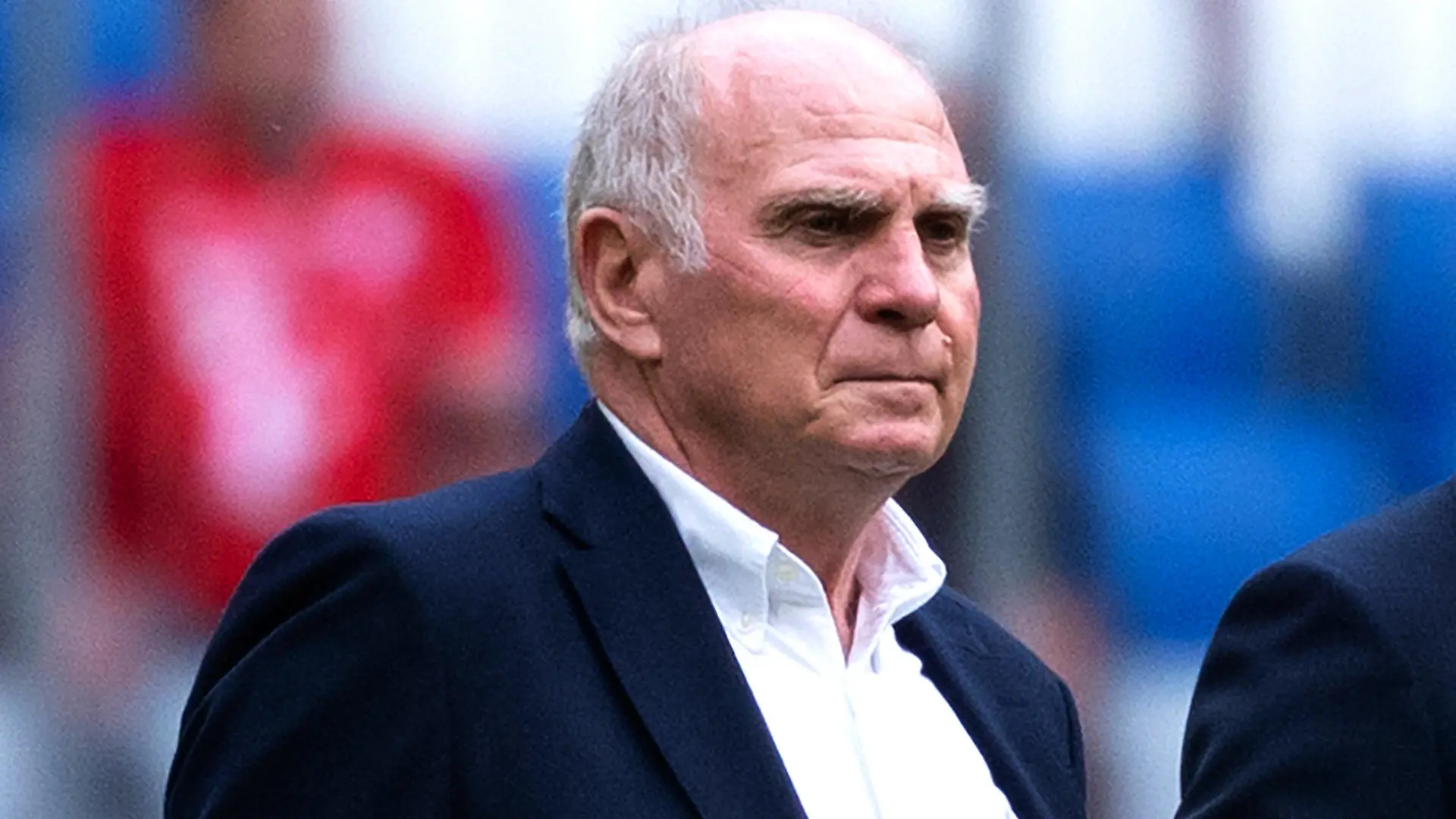 ARCHIV - 22.08.2021, Bayern, München: Fußball: Bundesliga, Bayern München - 1. FC Köln, 2. Spieltag, Allianz Arena. Uli Hoeneß, Ehrenpräsident von Bayern München, vor Spielbeginn. (zu dpa: «Uli Hoeneß: «Jetzt bin ich ein totaler Fan von Karl Lauterbach»») Foto: Sven Hoppe/dpa +++ dpa-Bildfunk +++