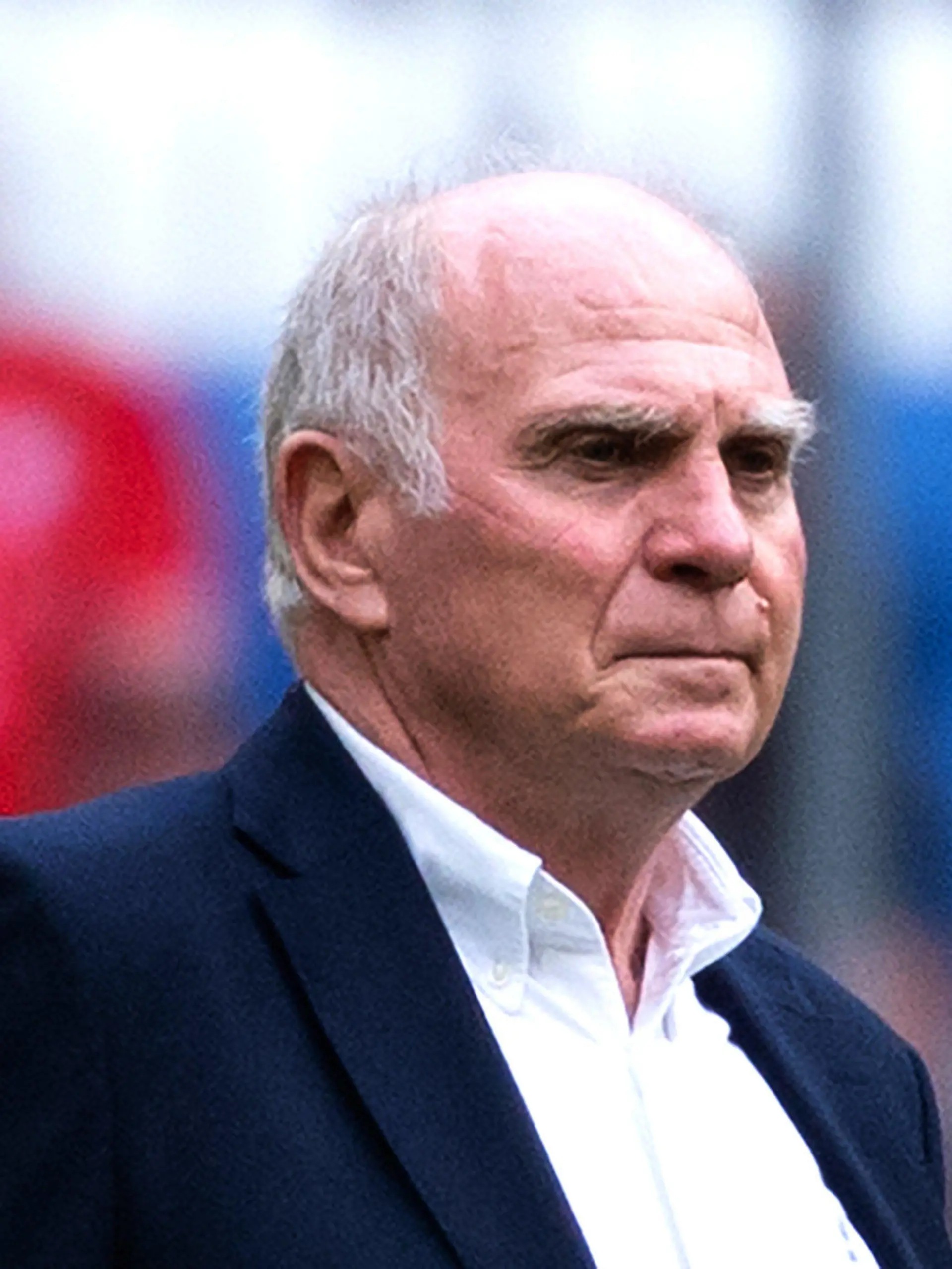 ARCHIV - 22.08.2021, Bayern, München: Fußball: Bundesliga, Bayern München - 1. FC Köln, 2. Spieltag, Allianz Arena. Uli Hoeneß, Ehrenpräsident von Bayern München, vor Spielbeginn. (zu dpa: «Uli Hoeneß: «Jetzt bin ich ein totaler Fan von Karl Lauterbach»») Foto: Sven Hoppe/dpa +++ dpa-Bildfunk +++