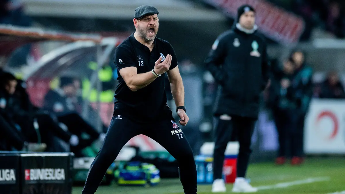 21.01.2023, Nordrhein-Westfalen, Köln: Fußball: Bundesliga, 1. FC Köln - Werder Bremen, 16. Spieltag, RheinEnergieStadion. Kölns Trainer Steffen Baumgart feuert sein Team bei eisigen Temperaturen im T-Shirt an. Foto: Rolf Vennenbernd/dpa - WICHTIGER HINWEIS: Gemäß den Vorgaben der DFL Deutsche Fußball Liga bzw. des DFB Deutscher Fußball-Bund ist es untersagt, in dem Stadion und/oder vom Spiel angefertigte Fotoaufnahmen in Form von Sequenzbildern und/oder videoähnlichen Fotostrecken zu verwerten bzw. verwerten zu lassen. +++ dpa-Bildfunk +++
