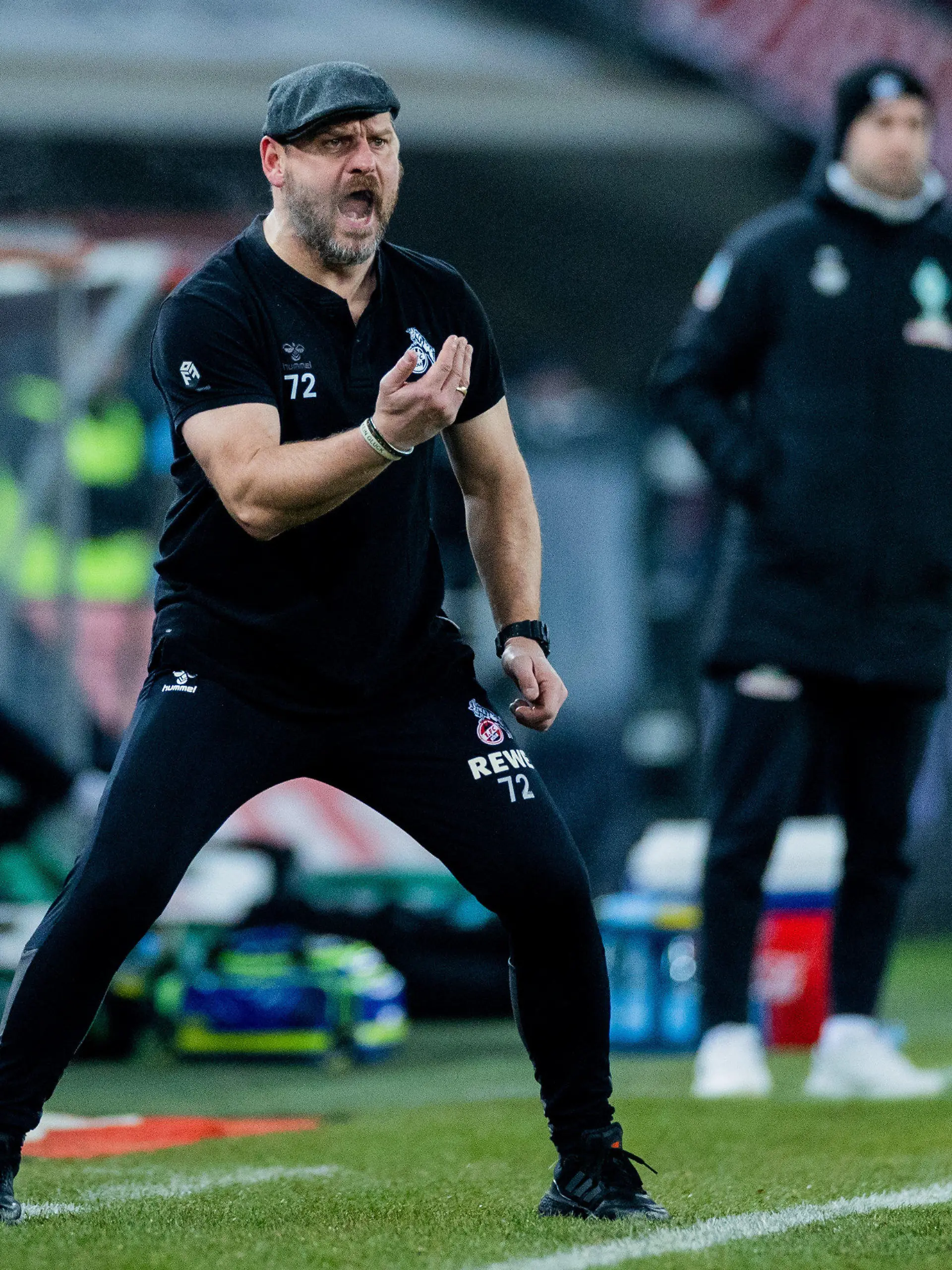 21.01.2023, Nordrhein-Westfalen, Köln: Fußball: Bundesliga, 1. FC Köln - Werder Bremen, 16. Spieltag, RheinEnergieStadion. Kölns Trainer Steffen Baumgart feuert sein Team bei eisigen Temperaturen im T-Shirt an. Foto: Rolf Vennenbernd/dpa - WICHTIGER HINWEIS: Gemäß den Vorgaben der DFL Deutsche Fußball Liga bzw. des DFB Deutscher Fußball-Bund ist es untersagt, in dem Stadion und/oder vom Spiel angefertigte Fotoaufnahmen in Form von Sequenzbildern und/oder videoähnlichen Fotostrecken zu verwerten bzw. verwerten zu lassen. +++ dpa-Bildfunk +++