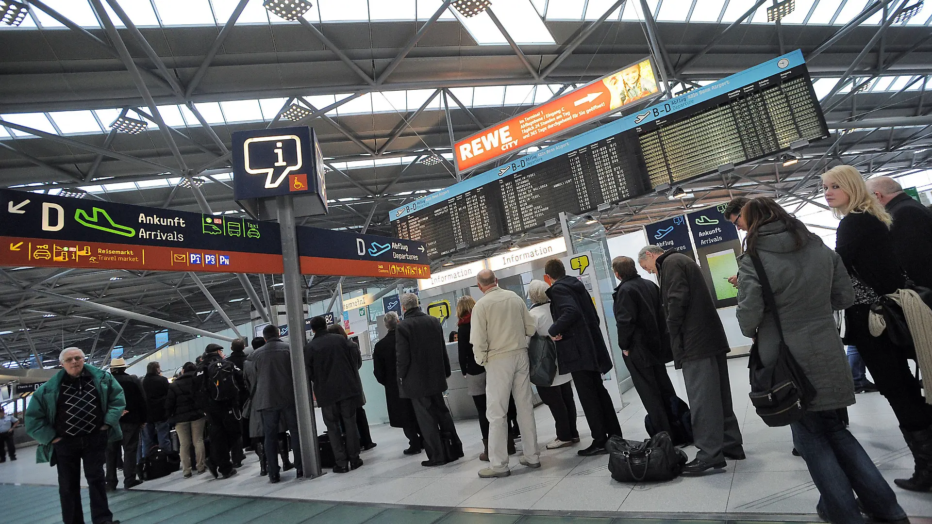 Passagiere warten am 24.01.2013 im Flughafen Köln (Nordrhein-Westfalen) auf die Abfertigung. Aufgrund eines Streiks des Sicherheitspersonals kommt es zu Verzögerungen und Ausfällen im Flugverkehr. Foto: Henning Kaiser/dpa  +++(c) dpa - Bildfunk+++