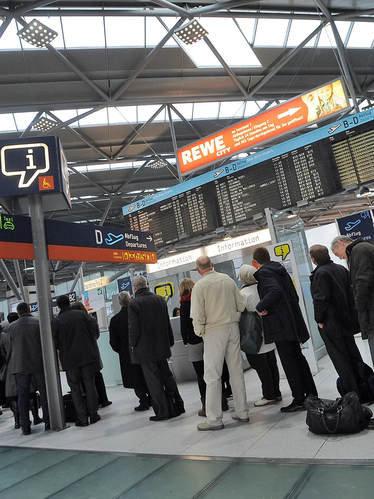 Passagiere warten am 24.01.2013 im Flughafen Köln (Nordrhein-Westfalen) auf die Abfertigung. Aufgrund eines Streiks des Sicherheitspersonals kommt es zu Verzögerungen und Ausfällen im Flugverkehr. Foto: Henning Kaiser/dpa  +++(c) dpa - Bildfunk+++