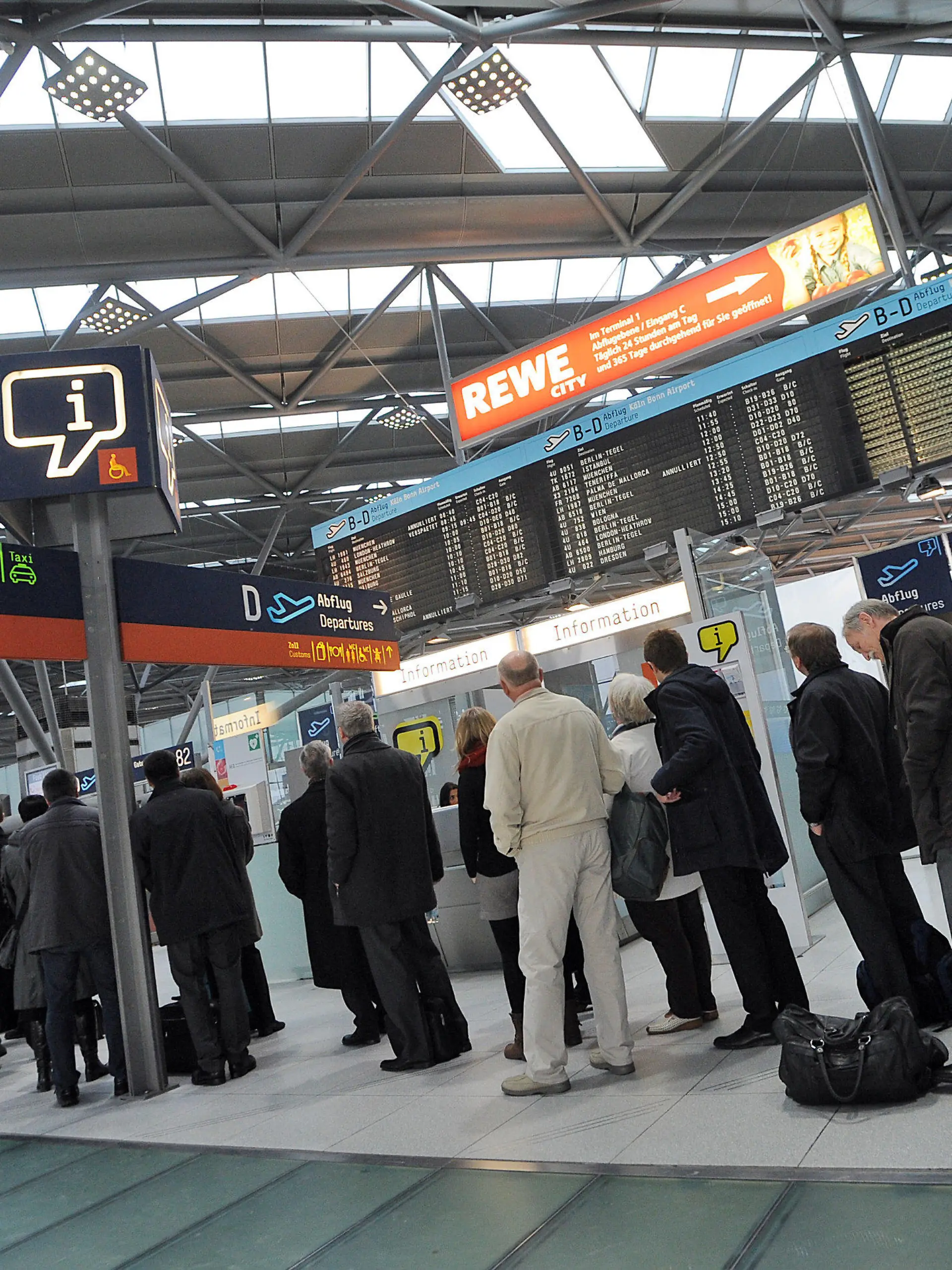 Passagiere warten am 24.01.2013 im Flughafen Köln (Nordrhein-Westfalen) auf die Abfertigung. Aufgrund eines Streiks des Sicherheitspersonals kommt es zu Verzögerungen und Ausfällen im Flugverkehr. Foto: Henning Kaiser/dpa  +++(c) dpa - Bildfunk+++
