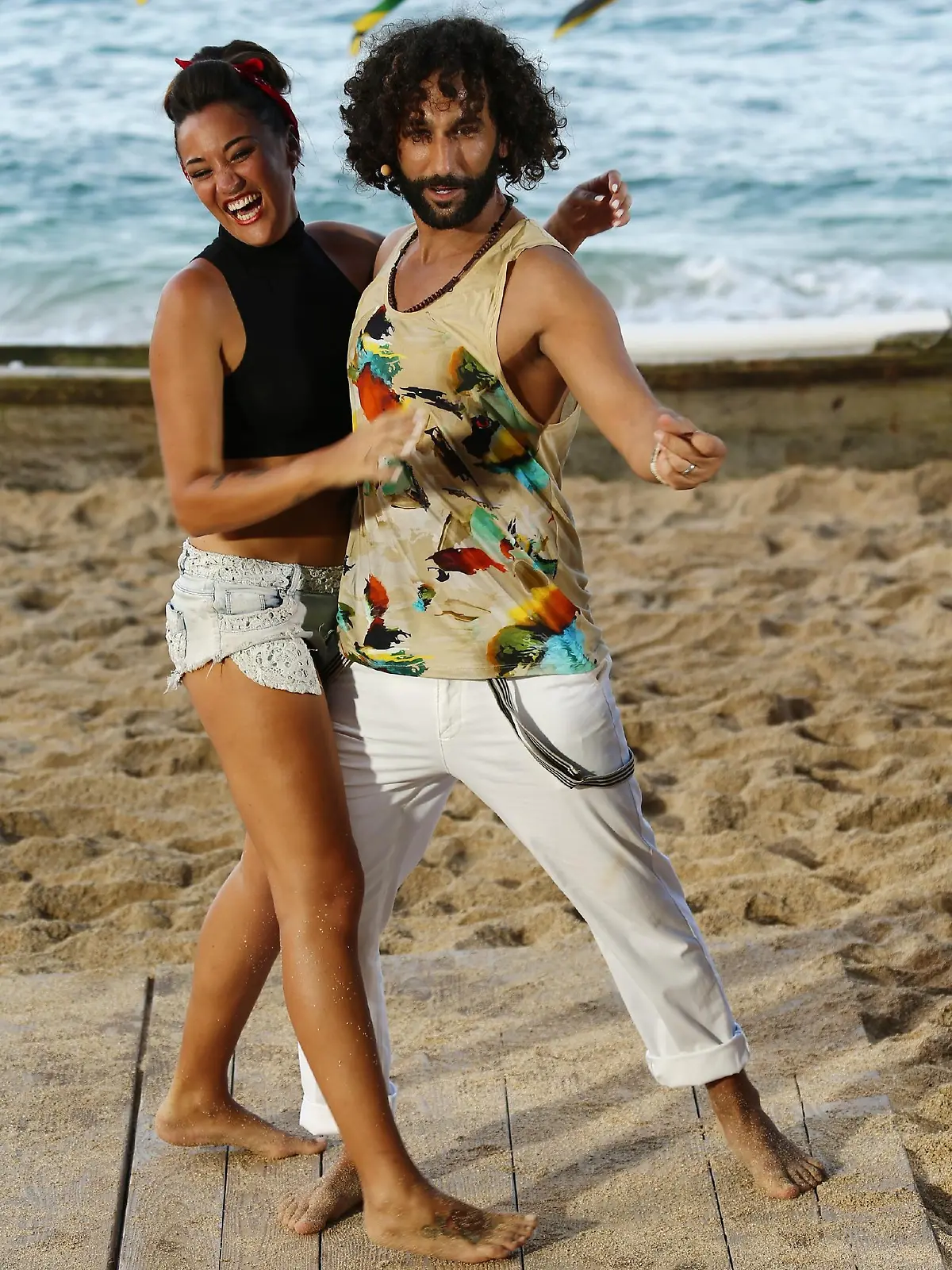 Massimo Sinató (r.) trainiert am "Bamboo Beach" mit den Kandidaten - hier Angel Flukes - eine Tanzperformance ein. 