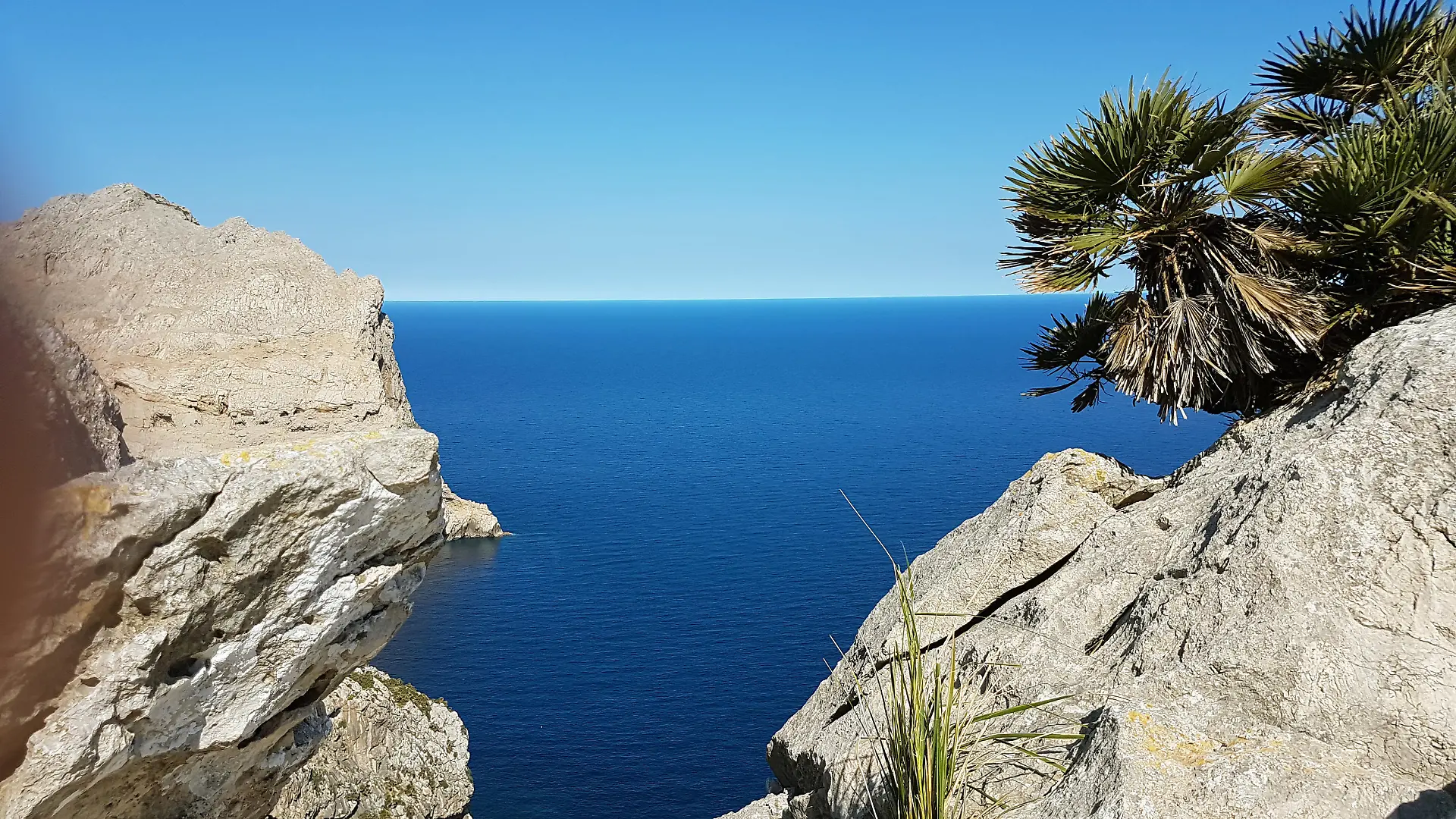 Blick vom Aussichtspunkt Mirador es Colomer auf der Halbinsel Formentor auf Mallorca, Spanien, aufgenommen am 04.04.2017. Das Cap de Formentor ist das östliche Ende der Halbinsel Formentor auf Mallorca und gleichzeitig der nördlichste Punkt der Baleareninsel. Foto: Alexandra Schuler/dpa | Verwendung weltweit