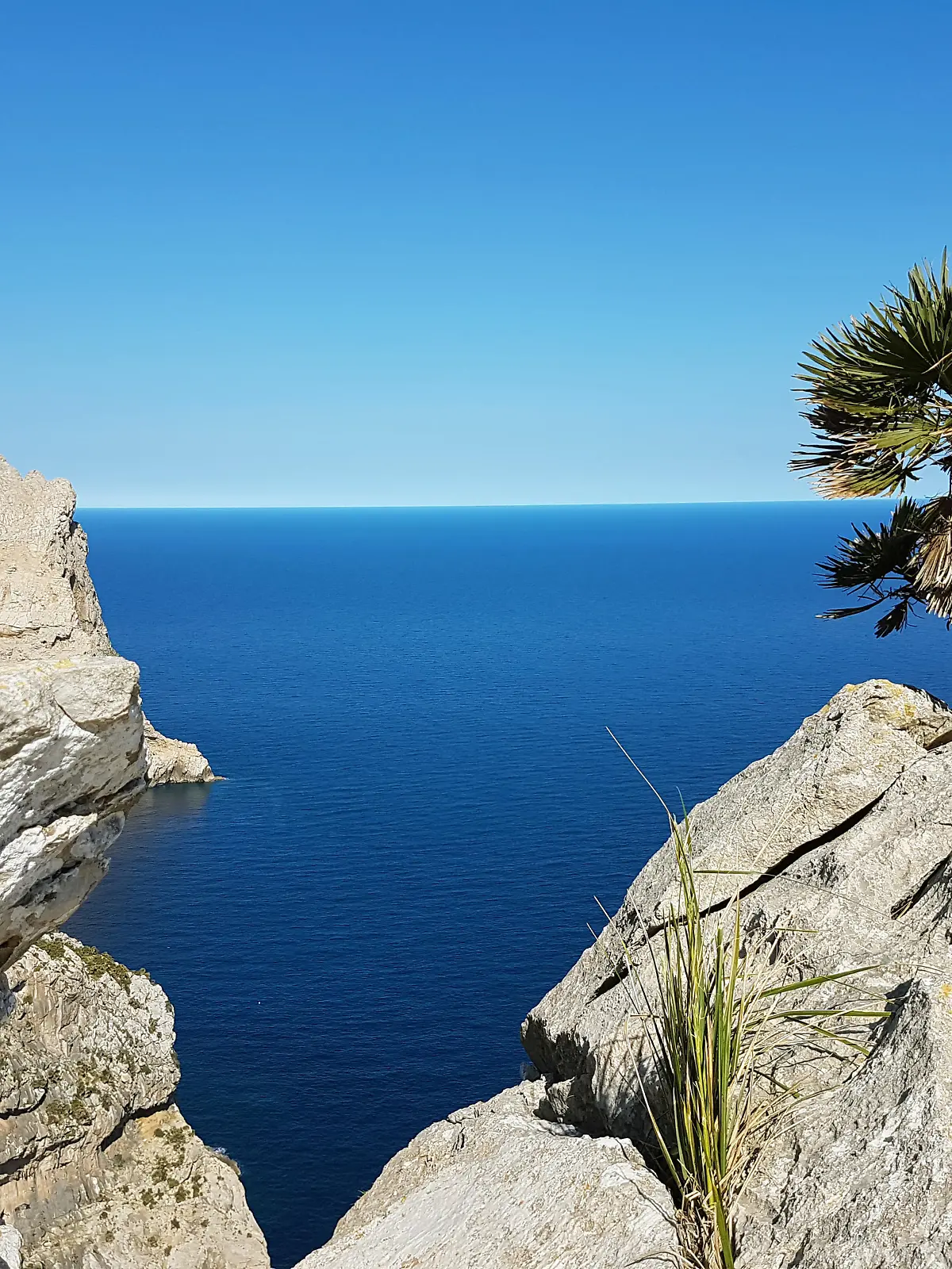 Blick vom Aussichtspunkt Mirador es Colomer auf der Halbinsel Formentor auf Mallorca, Spanien, aufgenommen am 04.04.2017. Das Cap de Formentor ist das östliche Ende der Halbinsel Formentor auf Mallorca und gleichzeitig der nördlichste Punkt der Baleareninsel. Foto: Alexandra Schuler/dpa | Verwendung weltweit