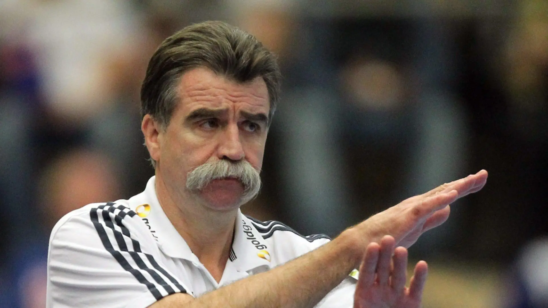 ARCHIV - Bundestrainer Heiner Brand gestikuliert am 22.01.2011 im Hauptrundenspiel der Handball-Weltmeisterschaft Deutschland gegen Island, in Jönköping, Schweden. Der Rücktritt von Heiner Brand als Handball-Bundestrainer ist perfekt. Nach mehr als 14 Jahren gibt der 58-jährige Gummersbacher sein Amt zum 30. Juni ab. Foto: Jens Wolf dpa (zu dpa 0786 vom 18.05.2011)  +++(c) dpa - Bildfunk+++