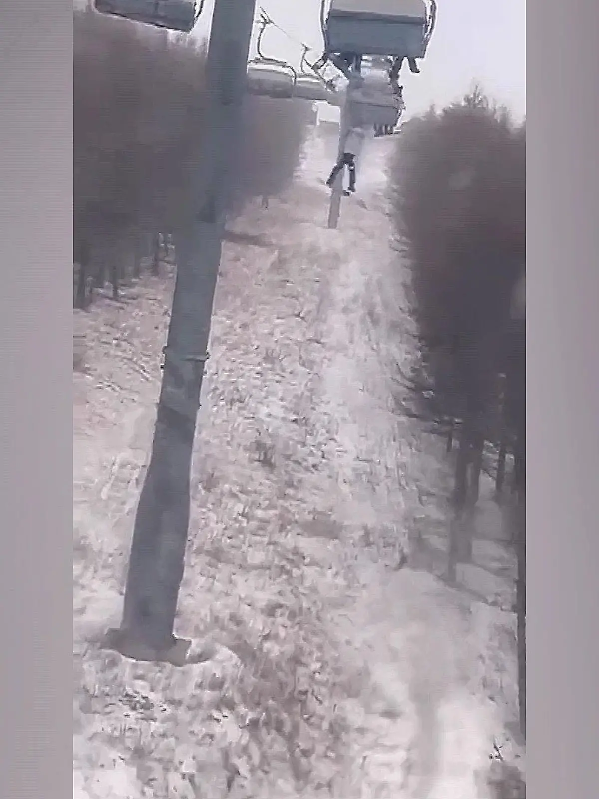 Dramatische Szenen im Skigebiet der Provinz Hebei (China). Ein achtjähriger Junge fällt am Donnerstag (19. Januar) aus seiner Gondel, obwohl er neben seinem Skilehrer sitzt. Touristen nehmen die Szenen mit dem Handy auf.