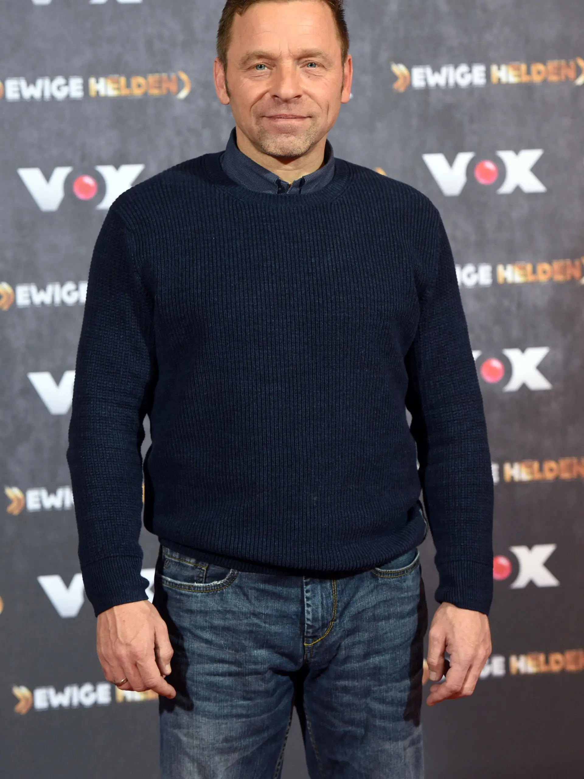 Der ehemalige Fußballer Thomas Häßler posiert am 02.12.2015 in Köln (Nordrhein-Westfalen) bei einem Fotocall zur Vox-Serie 'Ewige Helden'. Foto: Henning Kaiser/dpa