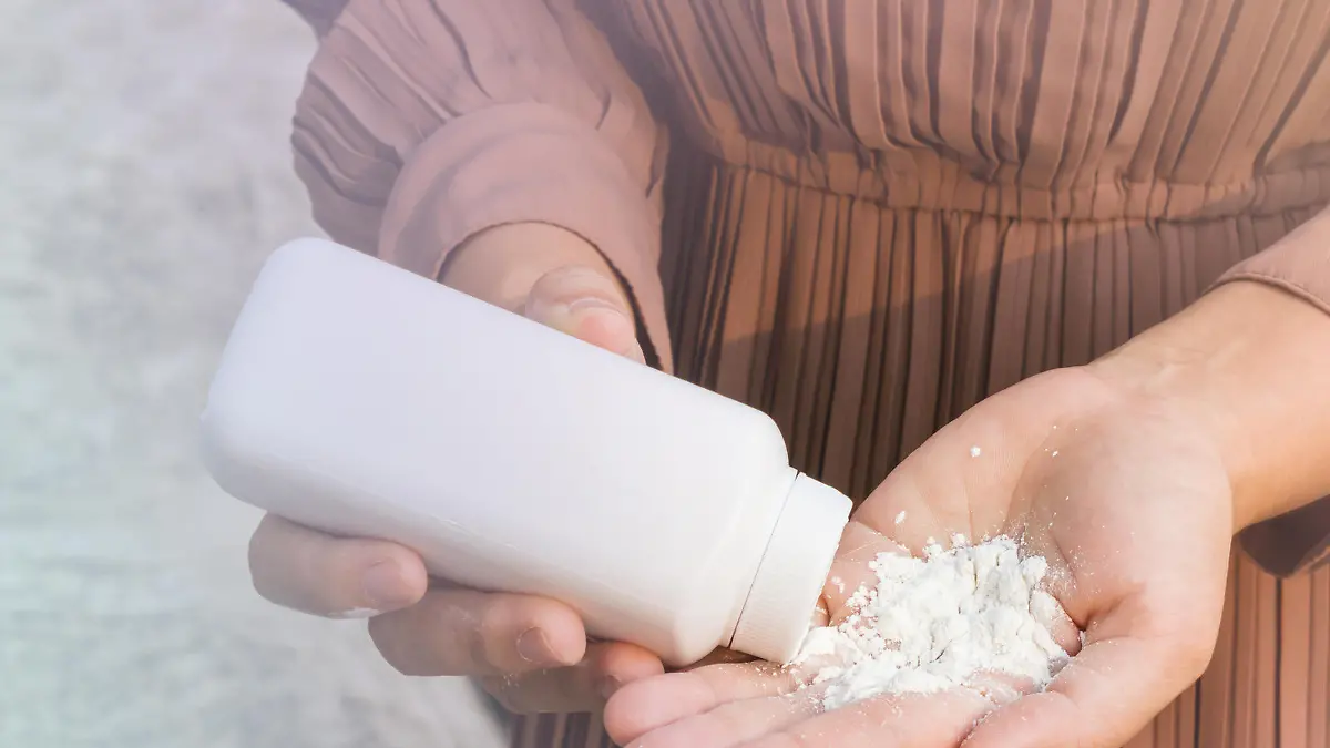 Women hand apply talcum powder