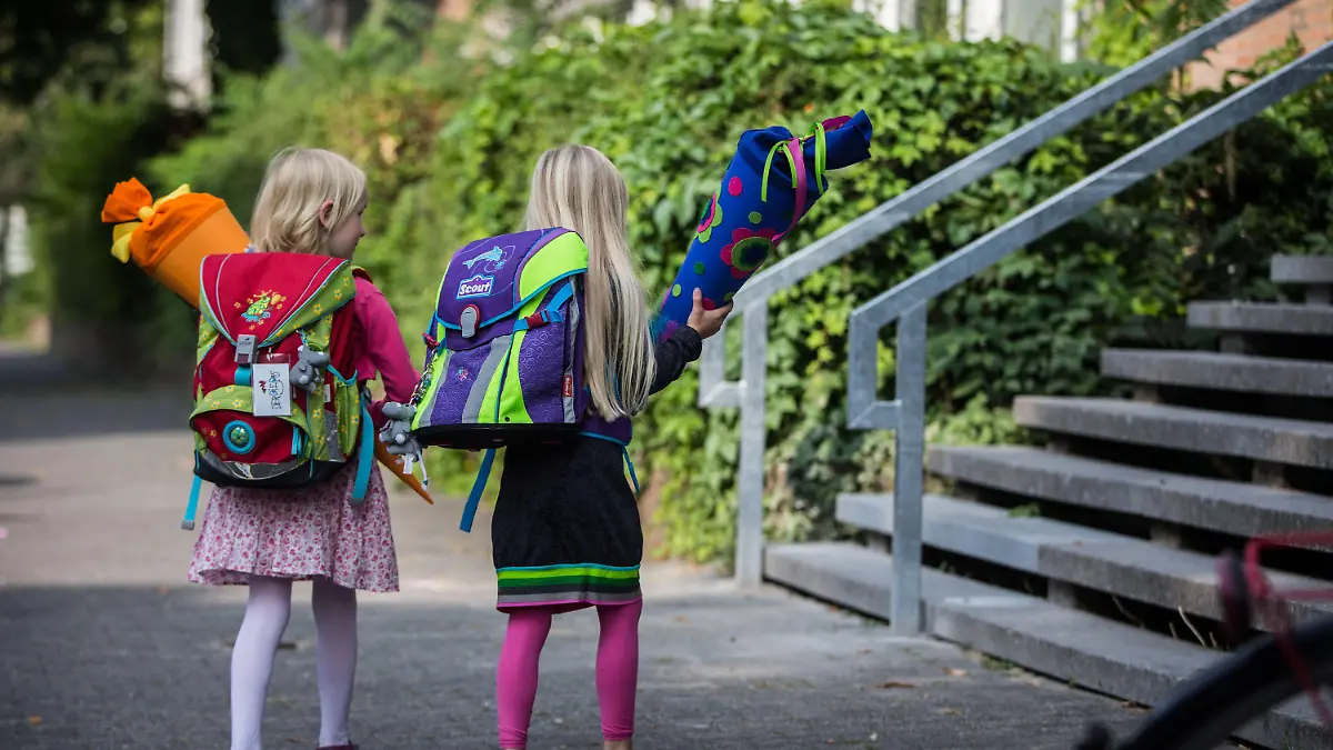 ARCHIV - Zwei Mädchen gehen am 09.09.2014 in Frankfurt am Main (Hessen) mit Schultüten zu ihrem ersten Schultag in die Engelbert-Humperdinck-Schule. Foto: Frank Rumpenhorst/dpa (zu lhe/lrs "Start ins neue Schuljahr" vom 07.09.2015) +++(c) dpa - Bildfunk+++