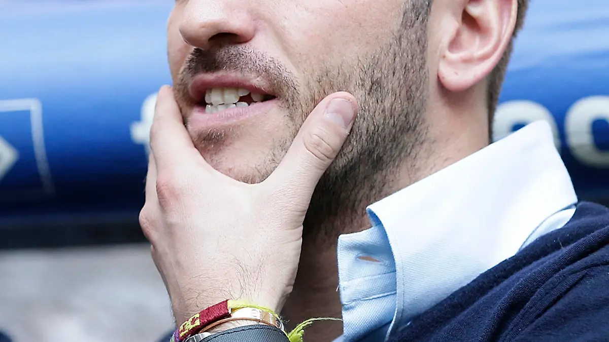 HAMBURG, GERMANY - APRIL 19: Rafael van der Vaart of Hamburg looks on prior to the Bundesliga match between Hamburger SV and VfL Wolfsburg at Imtech Arena on April 19, 2014 in Hamburg, Germany. (Photo by Oliver Hardt/Bongarts/Getty Images)