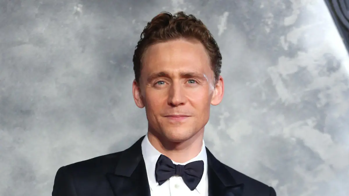 Der Anzug steht Tom Hiddleston auf jeden Fall schon einmal