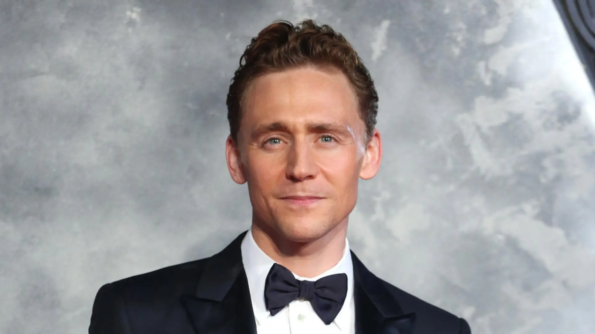 Der Anzug steht Tom Hiddleston auf jeden Fall schon einmal