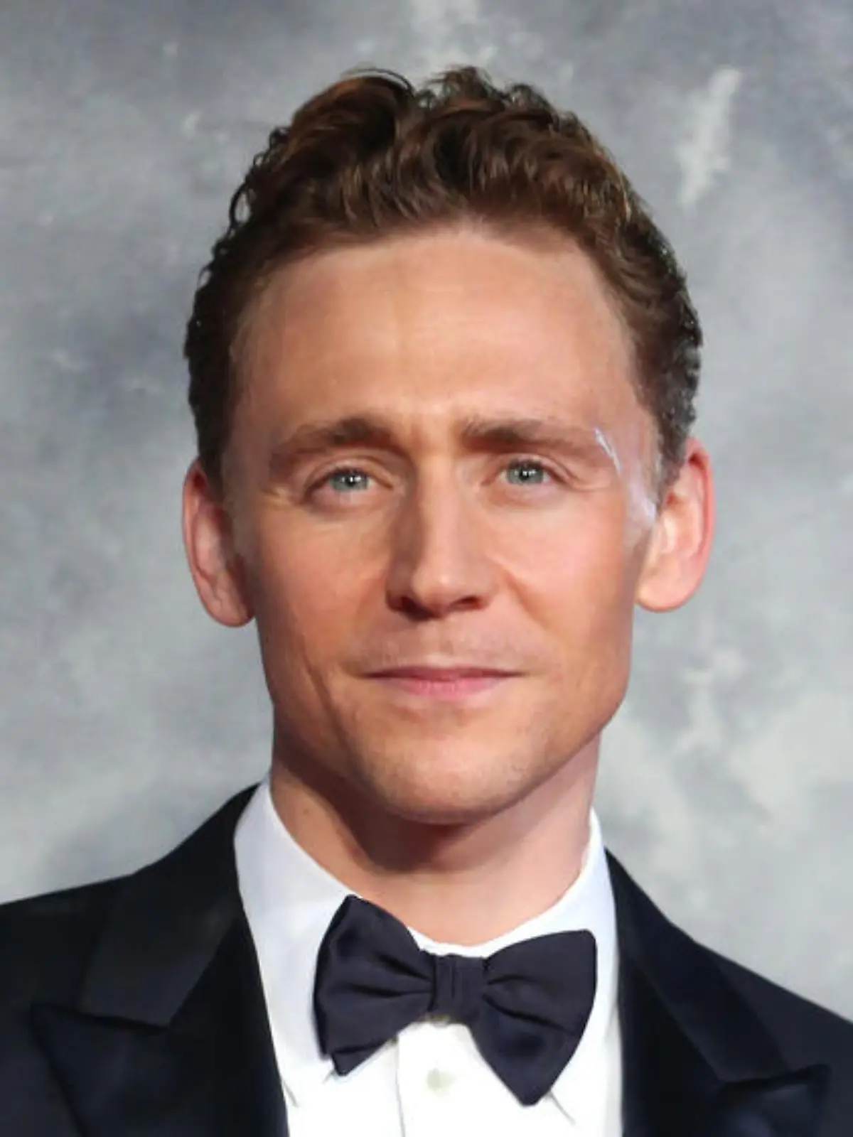 Der Anzug steht Tom Hiddleston auf jeden Fall schon einmal