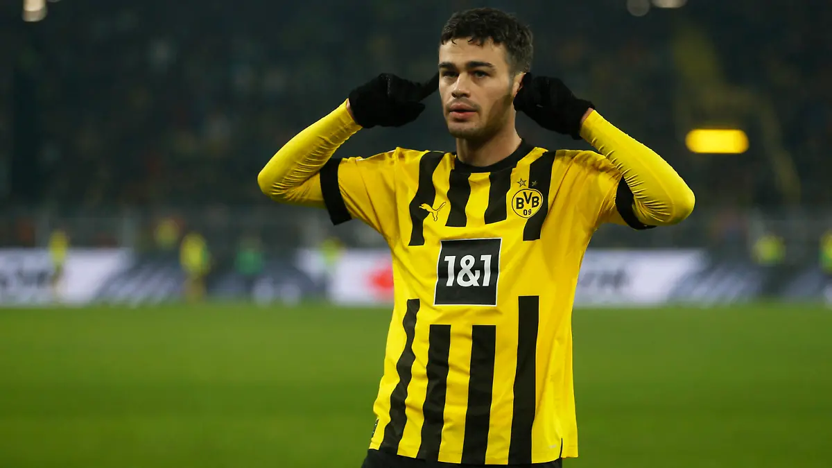 Soccer Football - Bundesliga - Borussia Dortmund v FC Augsburg - Signal Iduna Park, Dortmund, Germany - January 22, 2023 Borussia Dortmund's Giovanni Reyna celebrates scoring their fourth goal REUTERS/Leon Kuegeler DFL REGULATIONS PROHIBIT ANY USE OF PHOTOGRAPHS AS IMAGE SEQUENCES AND/OR QUASI-VIDEO.