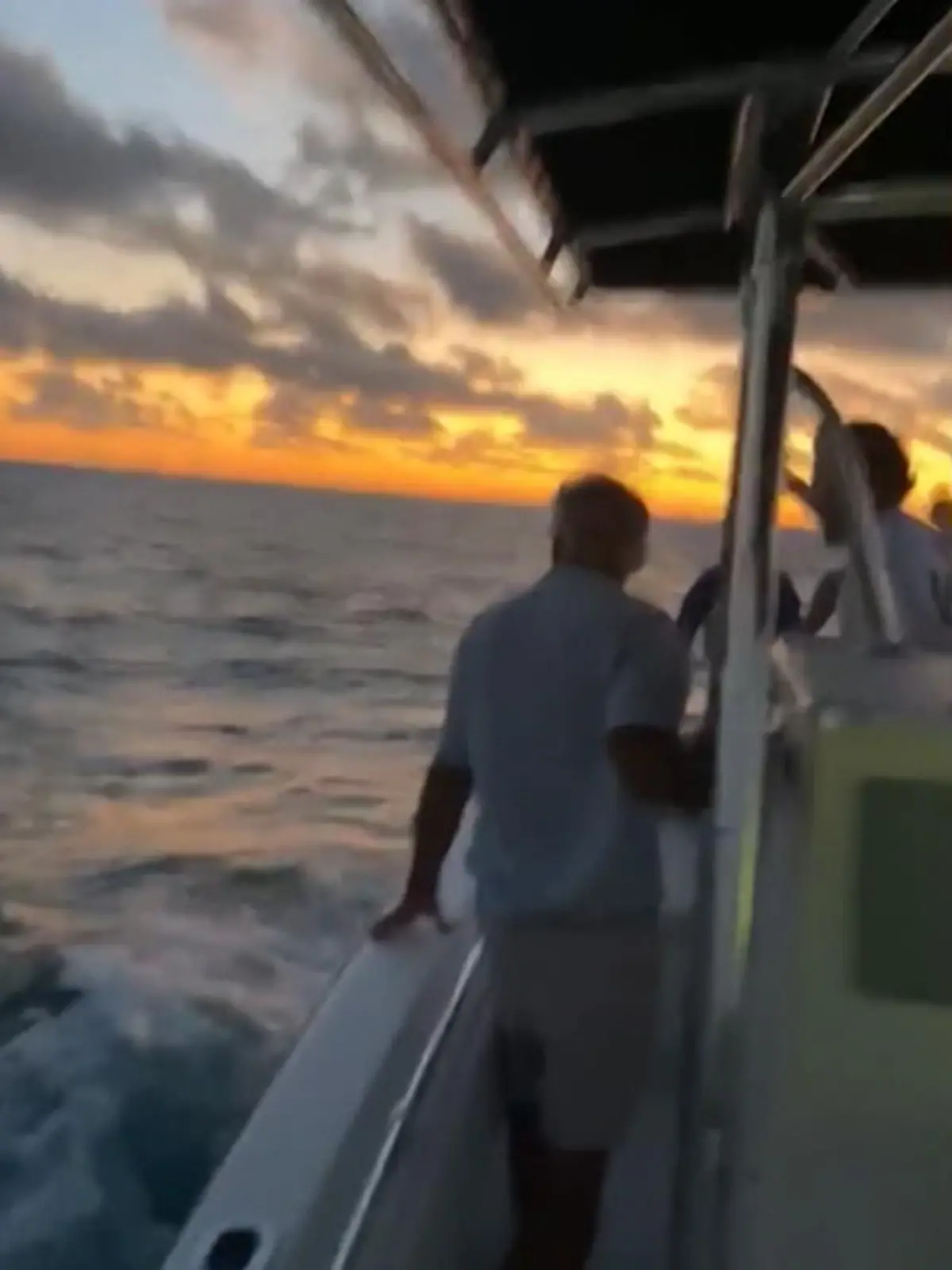 Es ist ein ruhiger Bootsausflug mit der Familie, bis das Schreckliche passiert: Der 21-jährige Dylan taucht gerade am Riff von Key West (Florida), als eine starke Strömung ihn unter Wasser zieht. Als Dylan wieder auftaucht, ist das Boot der Familie weg. Auch seine Familie kann den Taucher nicht mehr sehen. Mehr als zwei Stunden sucht sie nach Dylan. Die dramatische Rettungsaktion im Video.