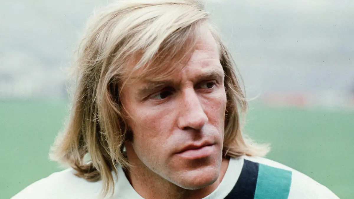 ARCHIV - Günter Netzer, der frühere deutsche Fußballnationalspieler von Borussia Mönchengladbach, in einer undatierter Archivaufnahme. Günter Netzer ist die schillernde «Nummer 10» des deutschen Fußballs geblieben. Als Spieler war er ein genialer Regisseur, als Fernsehkommentator gilt er als kreativer Kritiker und Analytiker, als TV-Rechtehändler zieht er die Fäden und als Mensch ist er ein Lebenskünstler.  «Ich bin auf der Sonnenseite des Lebens, bin privilegiert und habe viel Glück gehabt», sagte der Ex-Nationalspieler, der am Montag (14.09.2009) seinen 65. Geburtstag feiert, in einem Gespräch mit der Deutschen Presse-Agentur dpa. (zu dpa-Korr: "Der spießige Rebell: Netzer wird 65" vom 11.09.2009) +++(c) dpa - Bildfunk+++