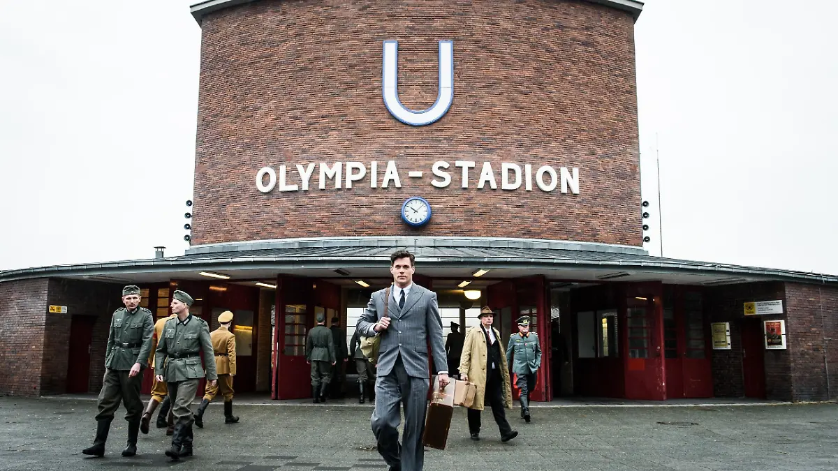 Adi Dassler (Ken Duken) kommt in Berlin an und ist beeindruckt von dem Olympiapark.
