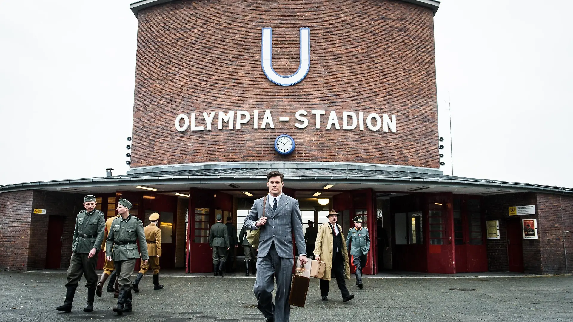 Adi Dassler (Ken Duken) kommt in Berlin an und ist beeindruckt von dem Olympiapark.