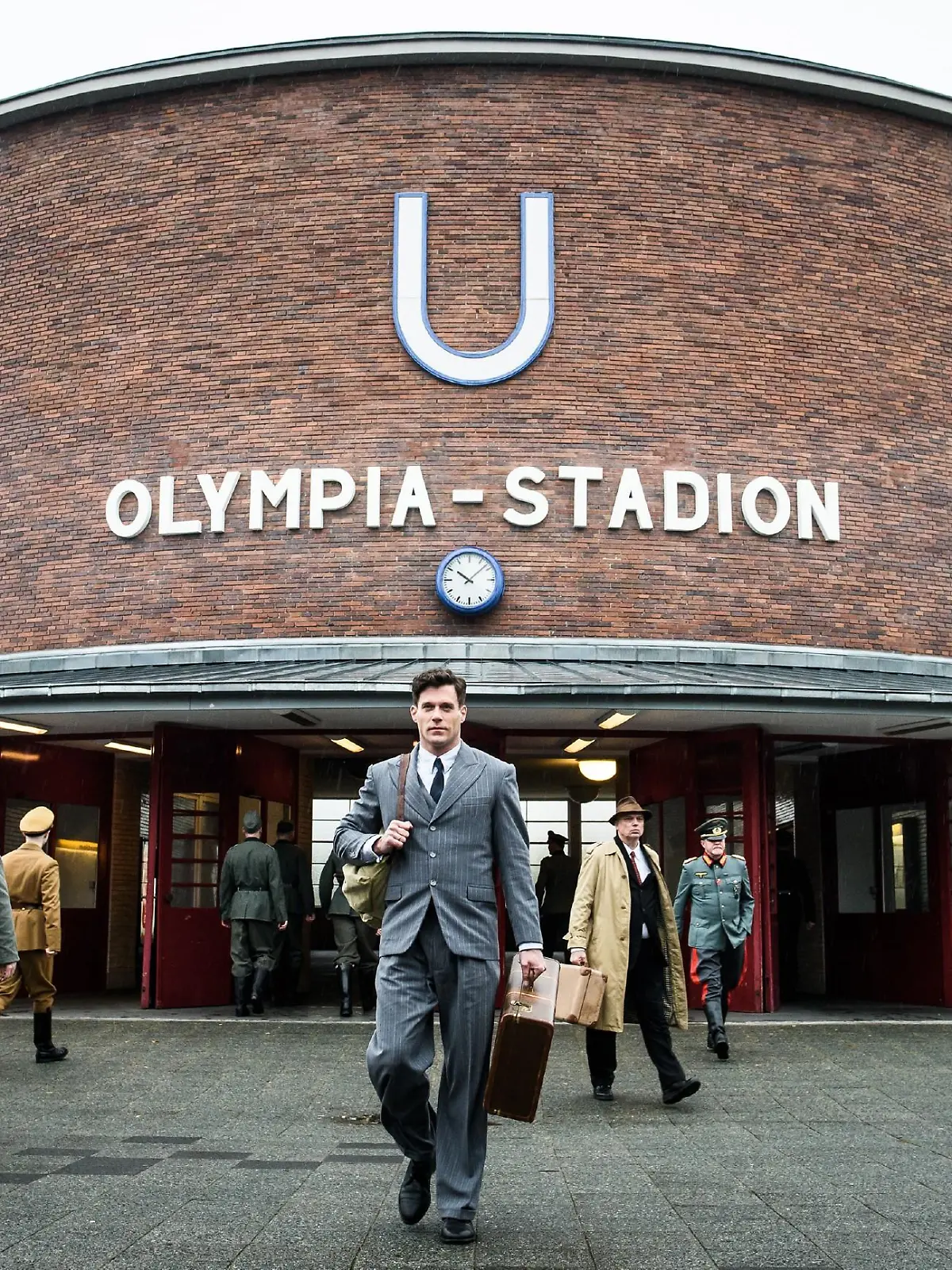 Adi Dassler (Ken Duken) kommt in Berlin an und ist beeindruckt von dem Olympiapark.