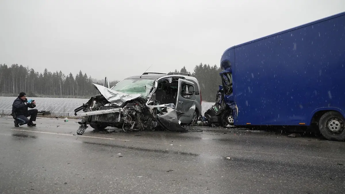 Der blaue Imbisswagen krachte frontal in den silbernen Familien-Pkw.