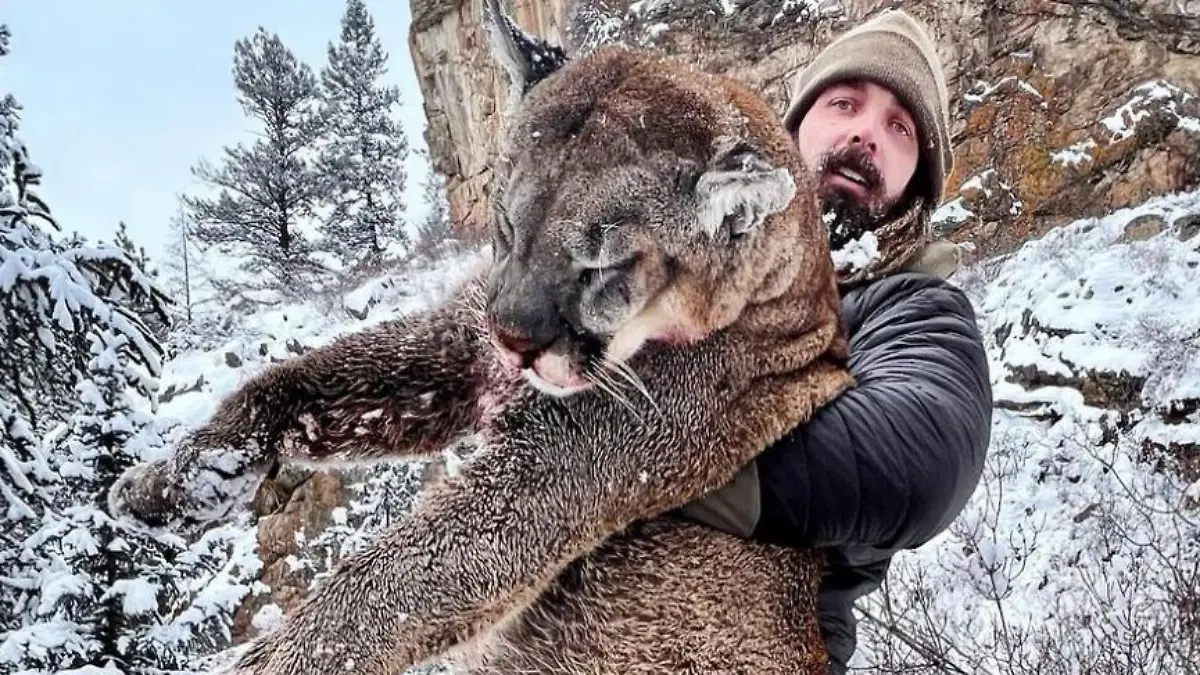 Derek Wolfe posiert mit dem toten Tier