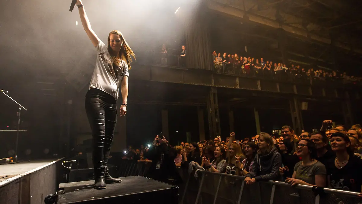Die österreichische Pop-Rock-Sänger Christina Stürmer steht am 22. Februar 2016 im Palladium in Köln auf der Bühne. Konzert - Christina Stürmer in Kölnthe Austrian Pop Rock Singer Christina Striker is at 22 February 2016 in Palladium in Cologne on the Stage Concert Christina Striker in Cologne